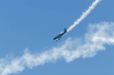 Torre Del Mar, İspanya - 29 Temmuz 2018 uçakları uçan plaj bir sahil kasabasında, Andalusia içinde airshow akrobasi üzerinden