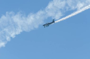 Torre Del Mar, İspanya - 29 Temmuz 2018 uçakları uçan plaj bir sahil kasabasında, Andalusia içinde airshow akrobasi üzerinden