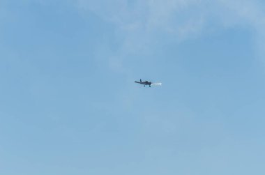 Torre Del Mar, İspanya - 29 Temmuz 2018 uçakları uçan plaj bir sahil kasabasında, Andalusia içinde airshow akrobasi üzerinden