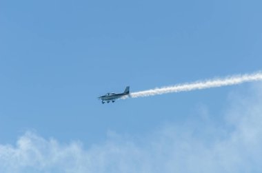 Torre Del Mar, İspanya - 29 Temmuz 2018 uçakları uçan plaj bir sahil kasabasında, Andalusia içinde airshow akrobasi üzerinden