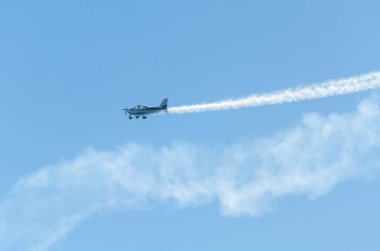 Torre Del Mar, İspanya - 29 Temmuz 2018 uçakları uçan plaj bir sahil kasabasında, Andalusia içinde airshow akrobasi üzerinden