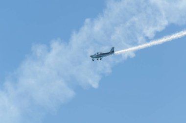 Torre Del Mar, İspanya - 29 Temmuz 2018 uçakları uçan plaj bir sahil kasabasında, Andalusia içinde airshow akrobasi üzerinden