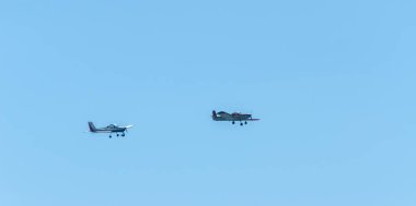 Torre Del Mar, İspanya - 29 Temmuz 2018 uçakları uçan plaj bir sahil kasabasında, Andalusia içinde airshow akrobasi üzerinden