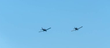 Torre Del Mar, İspanya - 29 Temmuz 2018 uçakları uçan plaj bir sahil kasabasında, Andalusia içinde airshow akrobasi üzerinden