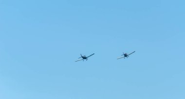 Torre Del Mar, İspanya - 29 Temmuz 2018 uçakları uçan plaj bir sahil kasabasında, Andalusia içinde airshow akrobasi üzerinden