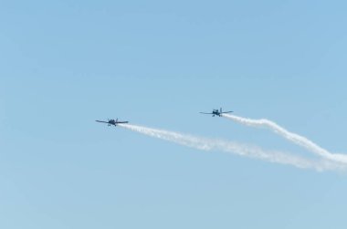 Torre Del Mar, İspanya - 29 Temmuz 2018 uçakları uçan plaj bir sahil kasabasında, Andalusia içinde airshow akrobasi üzerinden