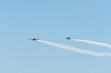 Torre Del Mar, İspanya - 29 Temmuz 2018 uçakları uçan plaj bir sahil kasabasında, Andalusia içinde airshow akrobasi üzerinden