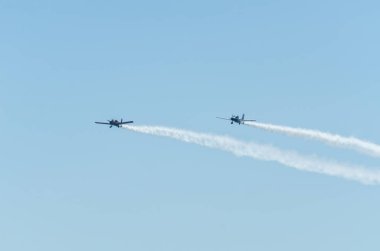 Torre Del Mar, İspanya - 29 Temmuz 2018 uçakları uçan plaj bir sahil kasabasında, Andalusia içinde airshow akrobasi üzerinden
