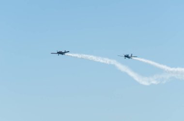 Torre Del Mar, İspanya - 29 Temmuz 2018 uçakları uçan plaj bir sahil kasabasında, Andalusia içinde airshow akrobasi üzerinden