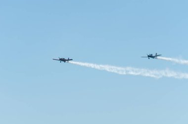Torre Del Mar, İspanya - 29 Temmuz 2018 uçakları uçan plaj bir sahil kasabasında, Andalusia içinde airshow akrobasi üzerinden