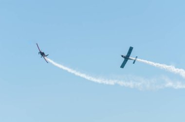 Torre Del Mar, İspanya - 29 Temmuz 2018 uçakları uçan plaj bir sahil kasabasında, Andalusia içinde airshow akrobasi üzerinden