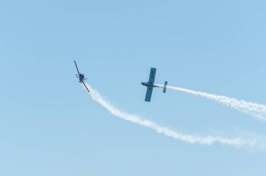 Torre Del Mar, İspanya - 29 Temmuz 2018 uçakları uçan plaj bir sahil kasabasında, Andalusia içinde airshow akrobasi üzerinden