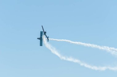 Torre Del Mar, İspanya - 29 Temmuz 2018 uçakları uçan plaj bir sahil kasabasında, Andalusia içinde airshow akrobasi üzerinden