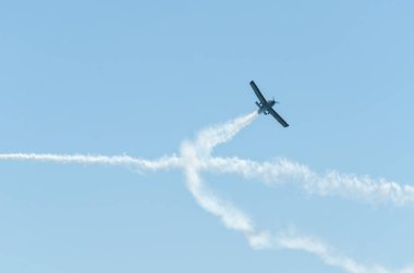 Torre Del Mar, İspanya - 29 Temmuz 2018 uçakları uçan plaj bir sahil kasabasında, Andalusia içinde airshow akrobasi üzerinden