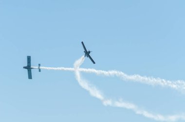 Torre Del Mar, İspanya - 29 Temmuz 2018 uçakları uçan plaj bir sahil kasabasında, Andalusia içinde airshow akrobasi üzerinden