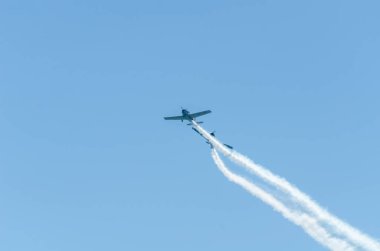 Torre Del Mar, İspanya - 29 Temmuz 2018 uçakları uçan plaj bir sahil kasabasında, Andalusia içinde airshow akrobasi üzerinden