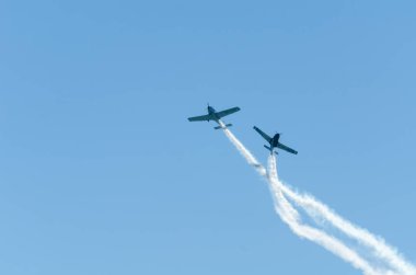 Torre Del Mar, İspanya - 29 Temmuz 2018 uçakları uçan plaj bir sahil kasabasında, Andalusia içinde airshow akrobasi üzerinden