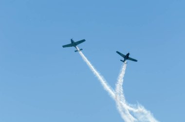 Torre Del Mar, İspanya - 29 Temmuz 2018 uçakları uçan plaj bir sahil kasabasında, Andalusia içinde airshow akrobasi üzerinden