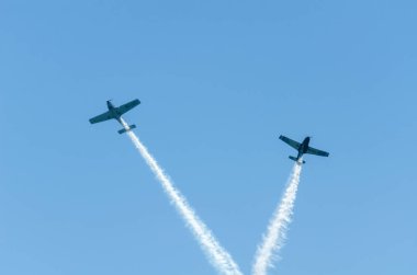 Torre Del Mar, İspanya - 29 Temmuz 2018 uçakları uçan plaj bir sahil kasabasında, Andalusia içinde airshow akrobasi üzerinden