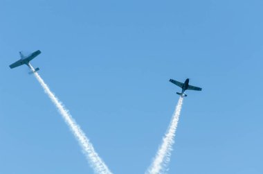 Torre Del Mar, İspanya - 29 Temmuz 2018 uçakları uçan plaj bir sahil kasabasında, Andalusia içinde airshow akrobasi üzerinden