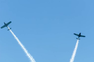 Torre Del Mar, İspanya - 29 Temmuz 2018 uçakları uçan plaj bir sahil kasabasında, Andalusia içinde airshow akrobasi üzerinden