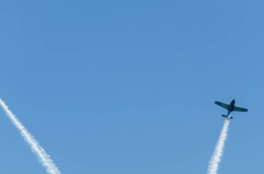 Torre Del Mar, İspanya - 29 Temmuz 2018 uçakları uçan plaj bir sahil kasabasında, Andalusia içinde airshow akrobasi üzerinden