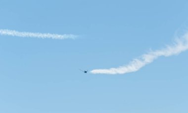 Torre Del Mar, İspanya - 29 Temmuz 2018 uçakları uçan plaj bir sahil kasabasında, Andalusia içinde airshow akrobasi üzerinden