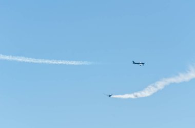 Torre Del Mar, İspanya - 29 Temmuz 2018 uçakları uçan plaj bir sahil kasabasında, Andalusia içinde airshow akrobasi üzerinden