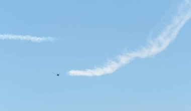 Torre Del Mar, İspanya - 29 Temmuz 2018 uçakları uçan plaj bir sahil kasabasında, Andalusia içinde airshow akrobasi üzerinden