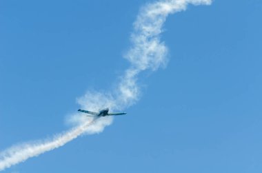 Torre Del Mar, İspanya - 29 Temmuz 2018 uçakları uçan plaj bir sahil kasabasında, Andalusia içinde airshow akrobasi üzerinden