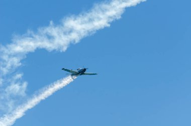 Torre Del Mar, İspanya - 29 Temmuz 2018 uçakları uçan plaj bir sahil kasabasında, Andalusia içinde airshow akrobasi üzerinden