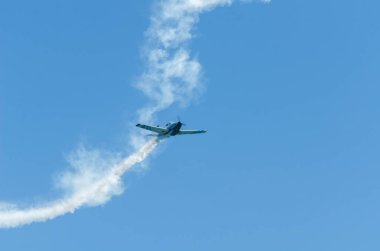 Torre Del Mar, İspanya - 29 Temmuz 2018 uçakları uçan plaj bir sahil kasabasında, Andalusia içinde airshow akrobasi üzerinden