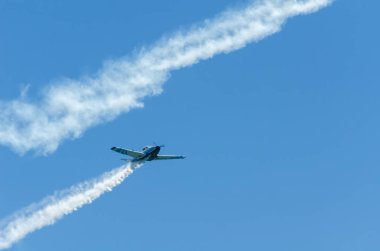 Torre Del Mar, İspanya - 29 Temmuz 2018 uçakları uçan plaj bir sahil kasabasında, Andalusia içinde airshow akrobasi üzerinden
