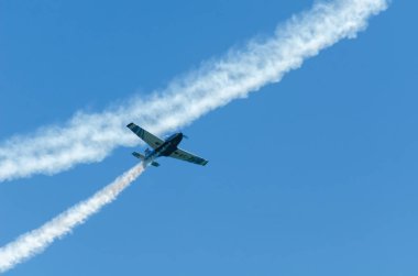 Torre Del Mar, İspanya - 29 Temmuz 2018 uçakları uçan plaj bir sahil kasabasında, Andalusia içinde airshow akrobasi üzerinden
