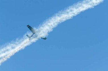 Torre Del Mar, İspanya - 29 Temmuz 2018 uçakları uçan plaj bir sahil kasabasında, Andalusia içinde airshow akrobasi üzerinden