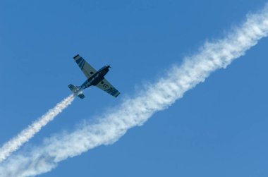 Torre Del Mar, İspanya - 29 Temmuz 2018 uçakları uçan plaj bir sahil kasabasında, Andalusia içinde airshow akrobasi üzerinden