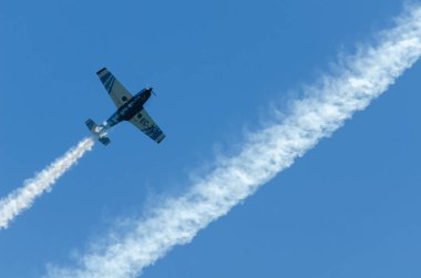 Torre Del Mar, İspanya - 29 Temmuz 2018 uçakları uçan plaj bir sahil kasabasında, Andalusia içinde airshow akrobasi üzerinden