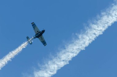 Torre Del Mar, İspanya - 29 Temmuz 2018 uçakları uçan plaj bir sahil kasabasında, Andalusia içinde airshow akrobasi üzerinden
