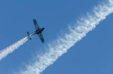 Torre Del Mar, İspanya - 29 Temmuz 2018 uçakları uçan plaj bir sahil kasabasında, Andalusia içinde airshow akrobasi üzerinden