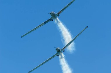 Torre Del Mar, İspanya - 29 Temmuz 2018 uçakları uçan plaj bir sahil kasabasında, Andalusia içinde airshow akrobasi üzerinden