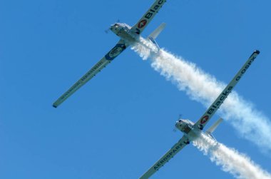 Torre Del Mar, İspanya - 29 Temmuz 2018 uçakları uçan plaj bir sahil kasabasında, Andalusia içinde airshow akrobasi üzerinden