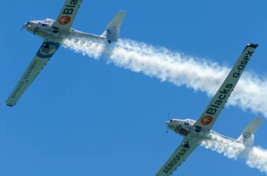 Torre Del Mar, İspanya - 29 Temmuz 2018 uçakları uçan plaj bir sahil kasabasında, Andalusia içinde airshow akrobasi üzerinden
