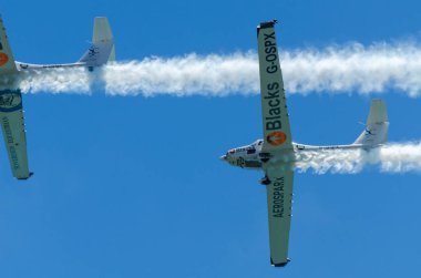 Torre Del Mar, İspanya - 29 Temmuz 2018 uçakları uçan plaj bir sahil kasabasında, Andalusia içinde airshow akrobasi üzerinden