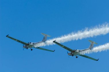 Torre Del Mar, İspanya - 29 Temmuz 2018 uçakları uçan plaj bir sahil kasabasında, Andalusia içinde airshow akrobasi üzerinden