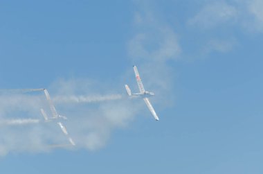 Torre Del Mar, İspanya - 29 Temmuz 2018 uçakları uçan plaj bir sahil kasabasında, Andalusia içinde airshow akrobasi üzerinden