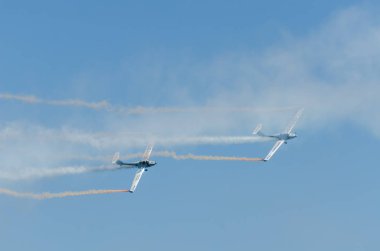 Torre Del Mar, İspanya - 29 Temmuz 2018 uçakları uçan plaj bir sahil kasabasında, Andalusia içinde airshow akrobasi üzerinden