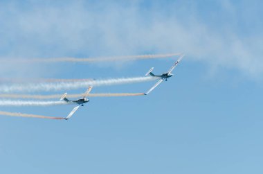 Torre Del Mar, İspanya - 29 Temmuz 2018 uçakları uçan plaj bir sahil kasabasında, Andalusia içinde airshow akrobasi üzerinden