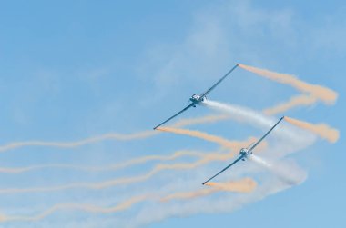 Torre Del Mar, İspanya - 29 Temmuz 2018 uçakları uçan plaj bir sahil kasabasında, Andalusia içinde airshow akrobasi üzerinden