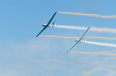 Torre Del Mar, İspanya - 29 Temmuz 2018 uçakları uçan plaj bir sahil kasabasında, Andalusia içinde airshow akrobasi üzerinden