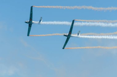 Torre Del Mar, İspanya - 29 Temmuz 2018 uçakları uçan plaj bir sahil kasabasında, Andalusia içinde airshow akrobasi üzerinden